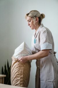 Personal de limpieza con uniforme en un hotel