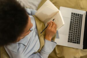 Mujer tomando un curso online de limpieza desde casa