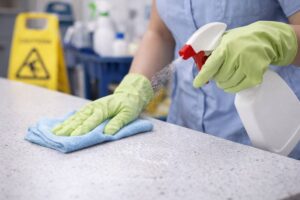 ejecución de limpieza profesional y control de calidad en superficies